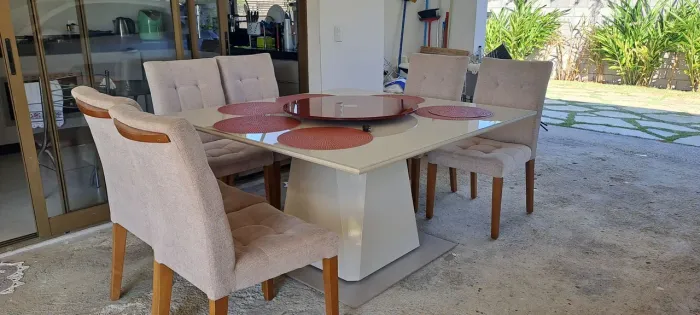 Mesa madeira e vidro e 8 cadeiras