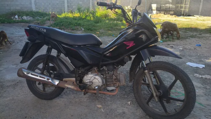 Pop 110i econômica, boa pra trabalhar. Transferência na mão