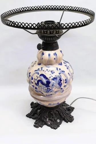 Antigo Abajur faiança portuguesa azul e bege base metal patinado na formade volutas*