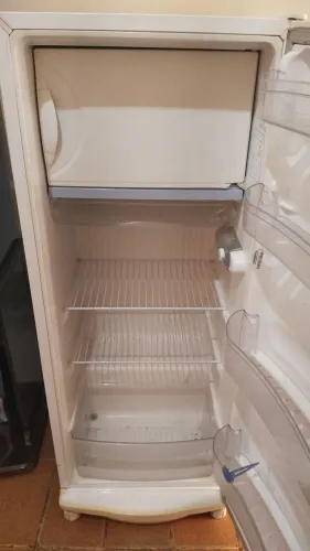Vende-se geladeira cônsul, 400 reais