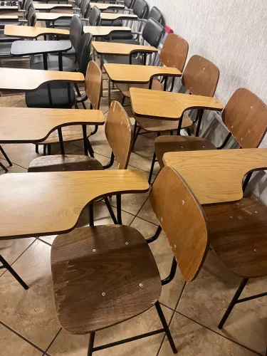 Cadeira universitária com braço