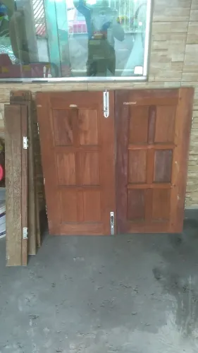 Vendo duas Janelas medindo 100x100cm ,ainda vai uma pedra de mármore Obs: Completas