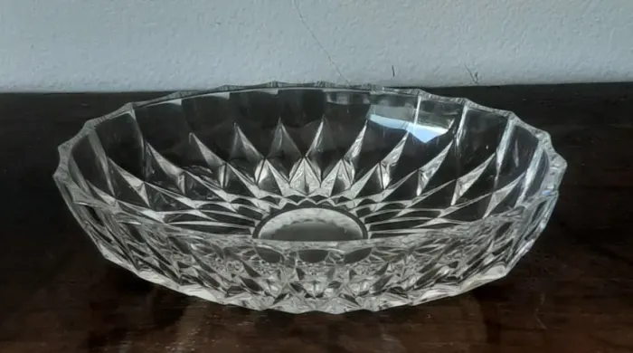 Petisqueira oval vintage em vidro lapidado