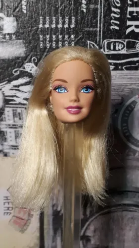 BARBIE ANTIGA DA MATTEL - OBS: SÓ A CABEÇA DA BARBIE.