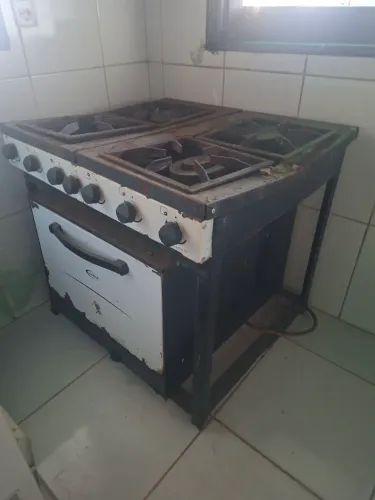 Vende-se um fogão industrial com forno e bocas funcionando perfeitamente!