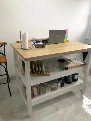 Ilha de cozinha para banqueta com prateleiras