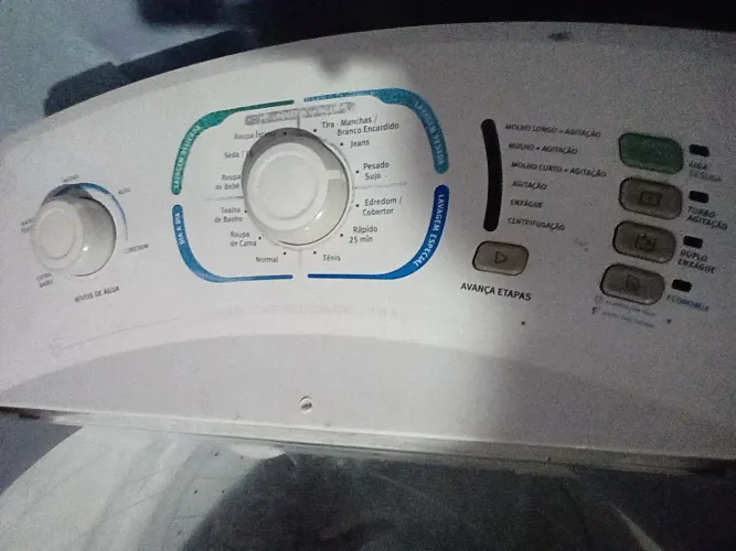 Vendo máquina Eletrolux 15 kilos semi nova não entrego está em perfeito estado turbo