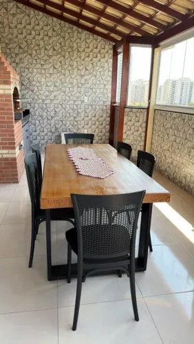 Mesa de madeira com 6 cadeiras