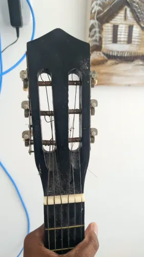 Violão preto usado