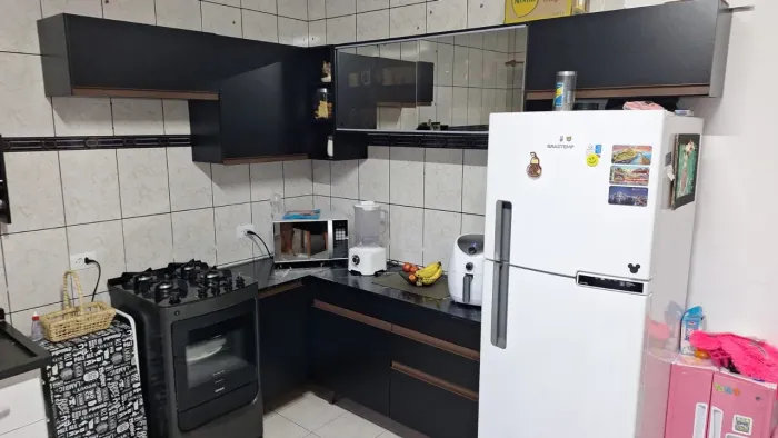 Armário de cozinha com vidro espelhado 