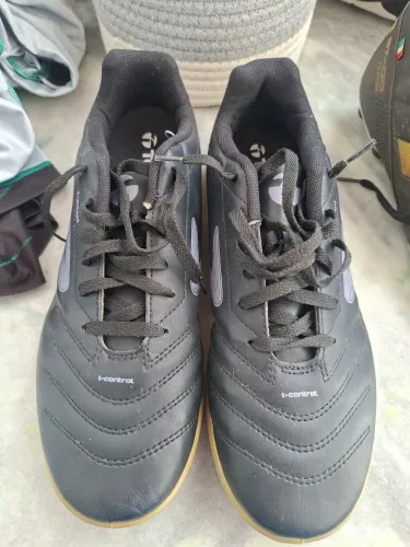 Chuteira de campo e futsal