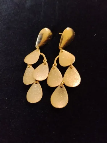 Brinco Gotas Foscas Pendurada Foleado a Ouro