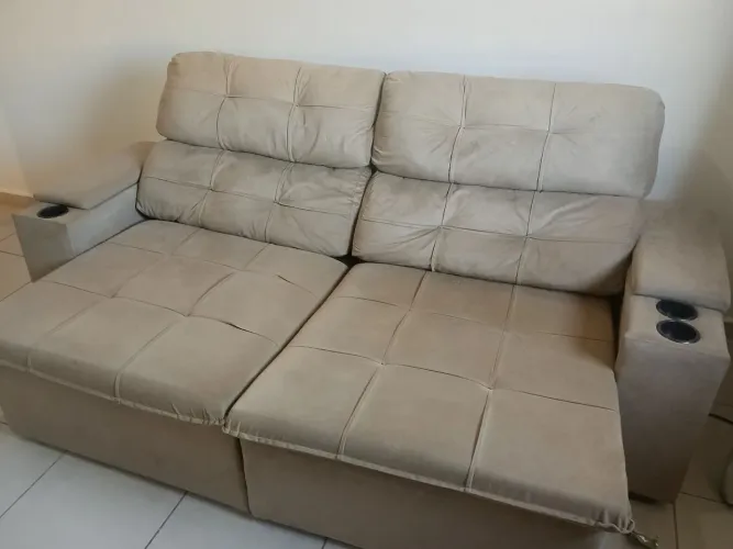 Sofá Retrátil e Reclinável Bege - 2,30m x 1,40m<br>( 10 meses de uso)