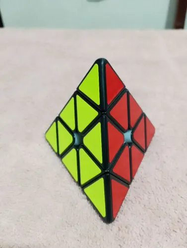 Brinquedo Cubo Mágico Pirâmide