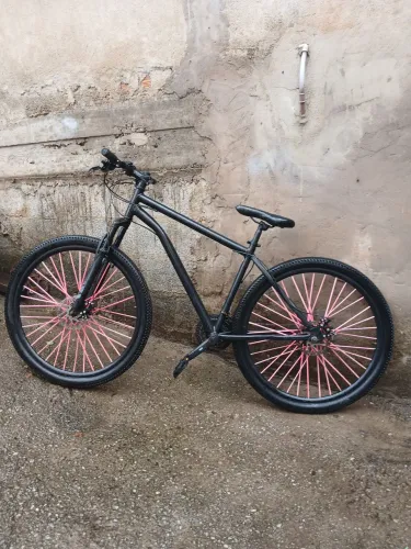 Bicicleta Colli Aro 29 - Preta com Raios Rosa - Conservada