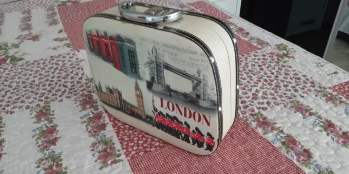 Maletinha retrô decorativa com estampa de Londres