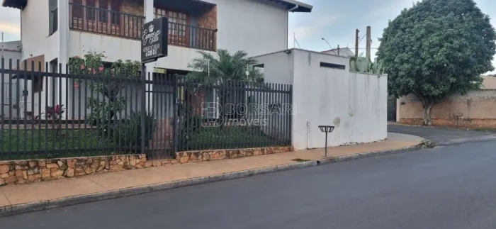 Venda de Casas / Comercial na cidade de Américo Brasiliense