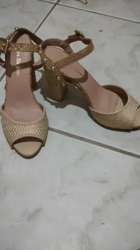 Sandália dourada Carmen Steffens