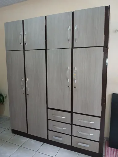 GUARDA ROUPA NA MADEIRA EM BOAS CONDIÇÕES