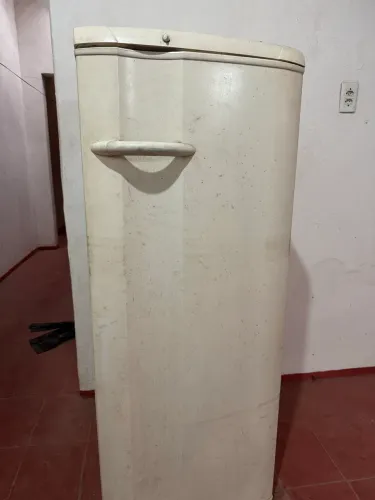 GELADEIRA FUNCIONANDO E GELANDO 300 REAIS (RETIRADA SAPIRANGA)