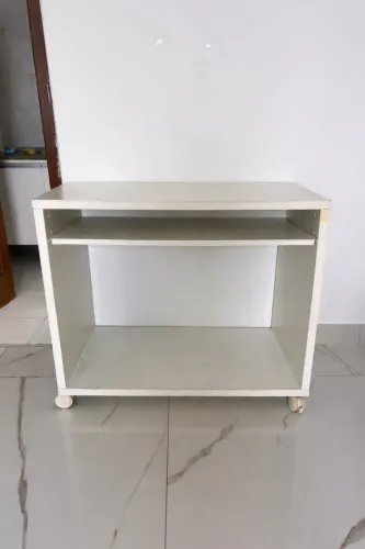 Escrivaninha branca com rodinhas - semi nova