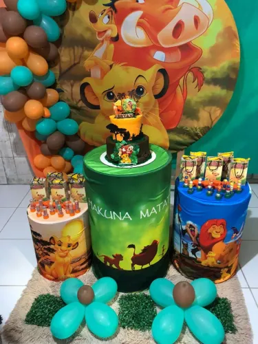 Kit festa trio cilindros + painel arco em mdf com duas capas: Patrulha Canina e Rei Leão. 