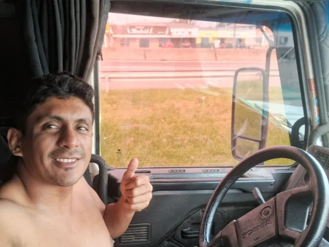 Motorista de caminhão disponível para viagem  