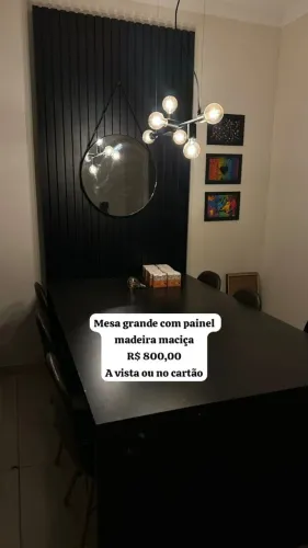 Mesa Grande com painel