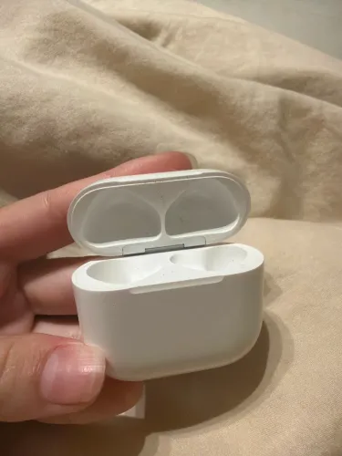 Case de Airpods 4 sem cancelamento de ruído.
