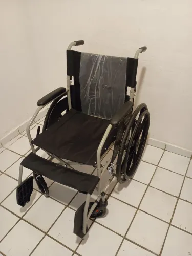 ? Cadeira de Rodas Dobrável Seminova - Muito Conservada