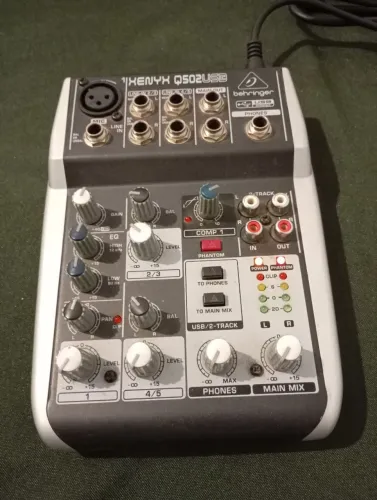 Mesa de som Behringer