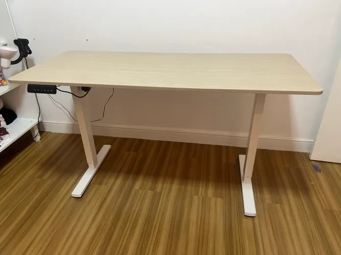 Mesa com regulagem de altura