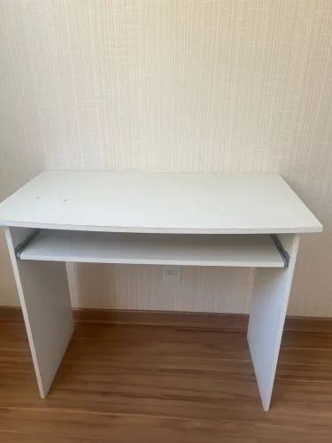 Mesa para computador com estante