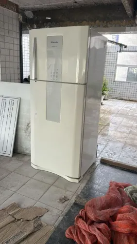 Vendo geladeira Electrolux.