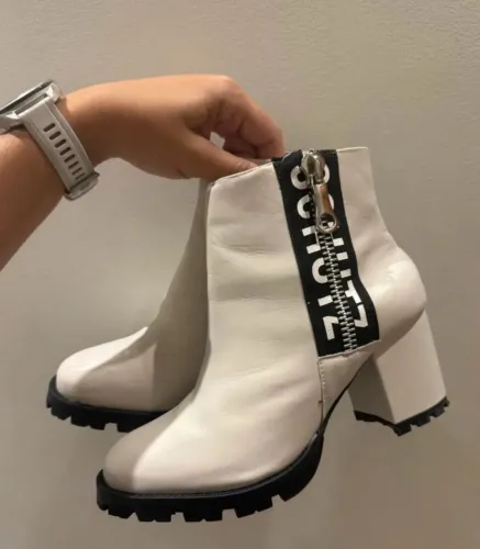 Bota Schutz branca com salto 