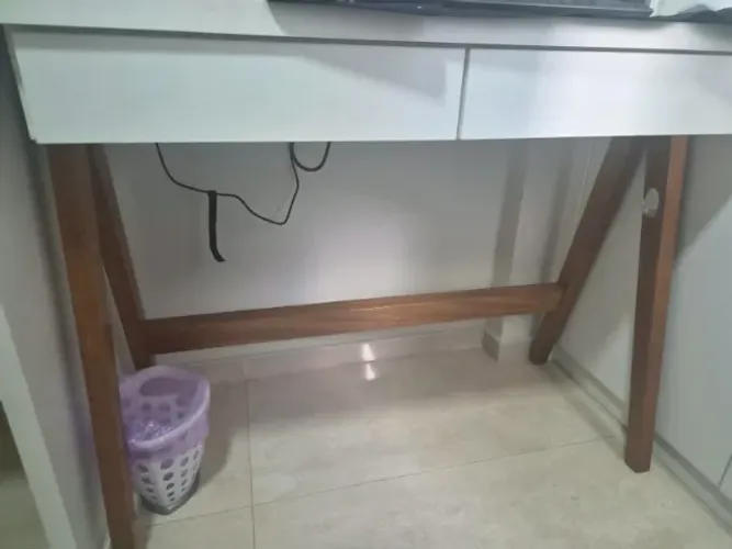 Escrivaninhas para Quarto ou Home Office com Gavetas (Ótimo Estado)