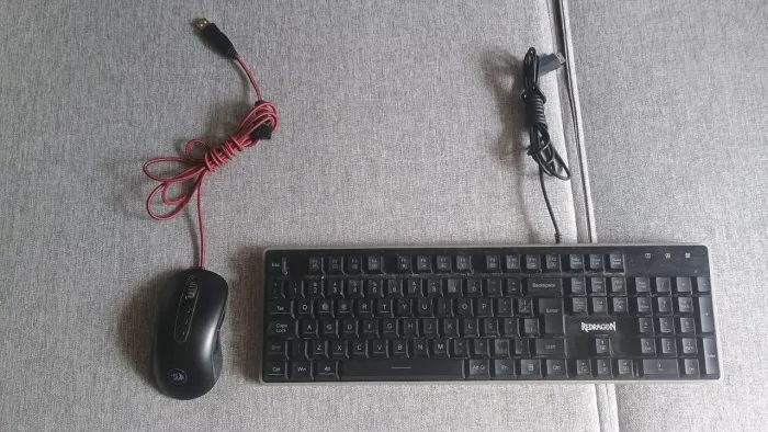 Teclado e mouse gamer com fio
