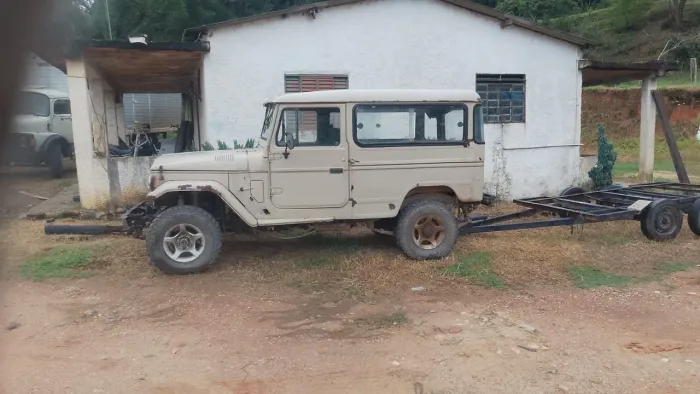 Toyota Band.Jipe Cap.de Aço Chas. Longo Diesel 1976