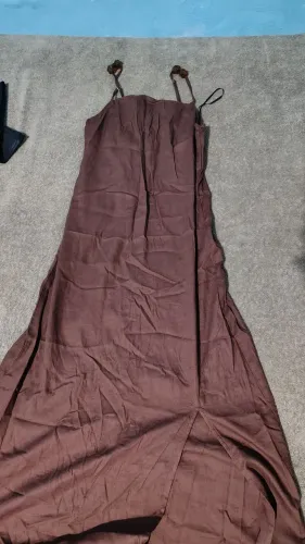 Vestido marrom com fenda