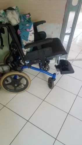 vendo essa cadeira tetraplégico motivo pequena r$ 800