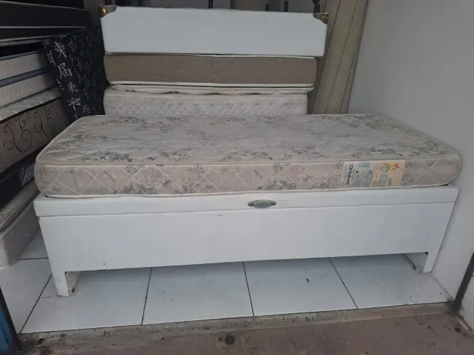 Cama Box Baú Solteiro com colchão. Bom estado.