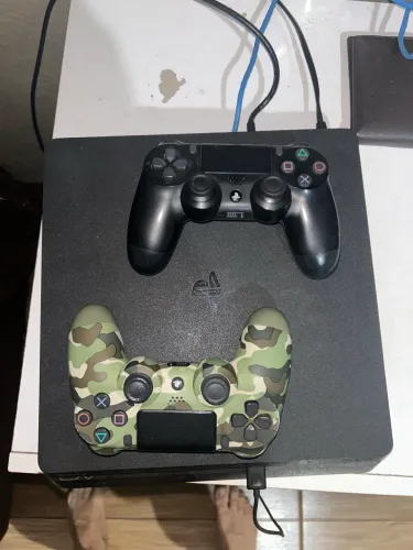 PS4 Slim 1 tera + 2 controles