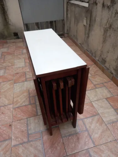 Mesa de madeira dobrável com cadeiras embutidas