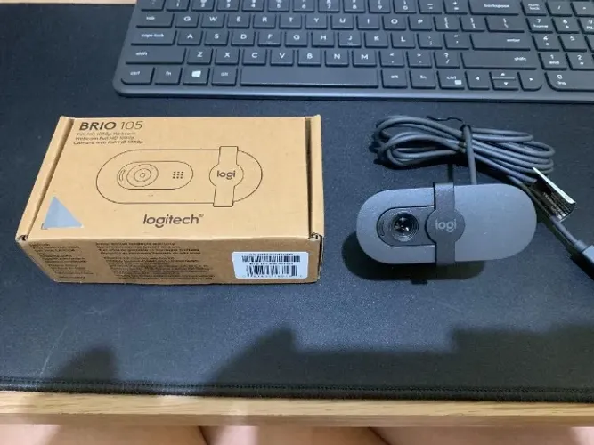 Webcam Logitech Brio 105 Full HD 1080p com Microfone Integrado