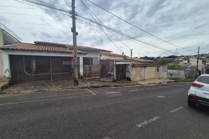 Casa Duplex no Centro de Araxá, com 3 quartos, com Oportunidade de Renda Extra!