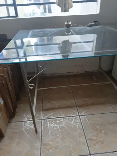 Mesa com tampa de vidro