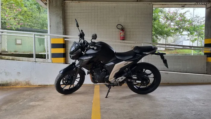 FZ25 - 2023 - Preta