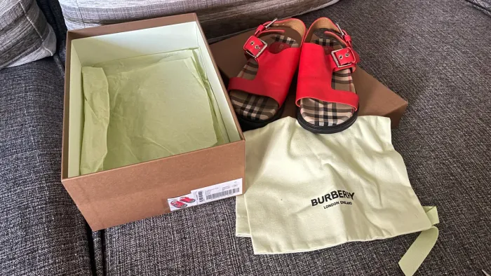 Sandália burberry vermelha tamanho 34