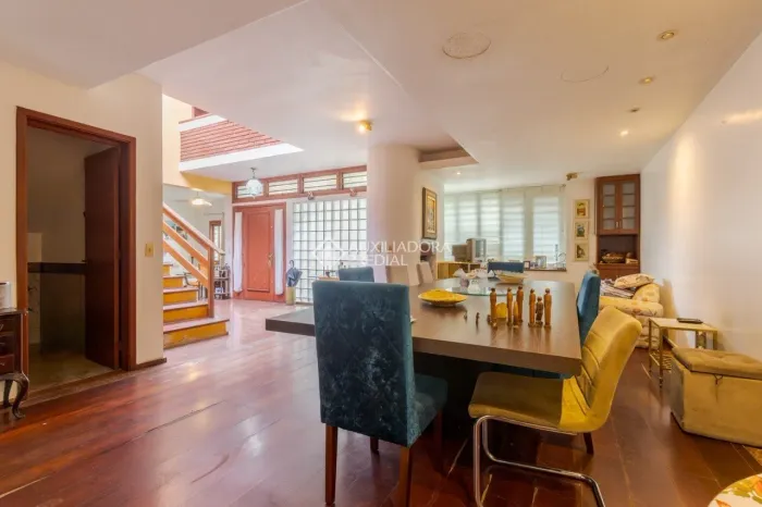 Casa com 4 quartos e amplo pátio na Medianeira