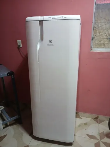 Geladeira Eletrolux 240L. 